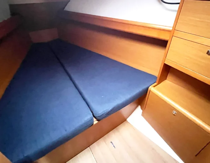 chambre avant double en pointe d'un voilier de location sun odyssey deriveur lesté DL 379