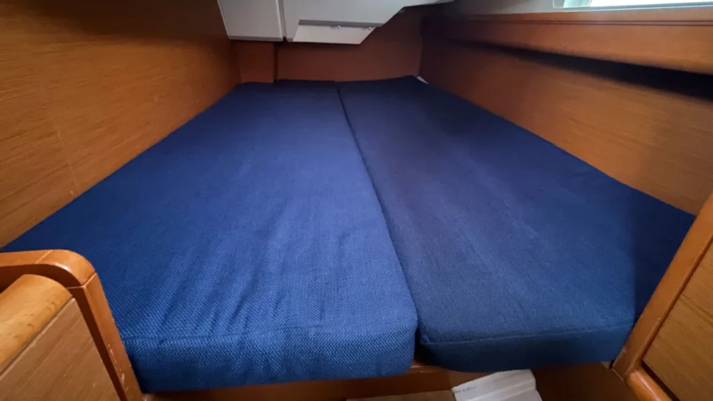 cabine arrière double bleu d'un voilier de location sun odyssey deriveur lesté DL 379