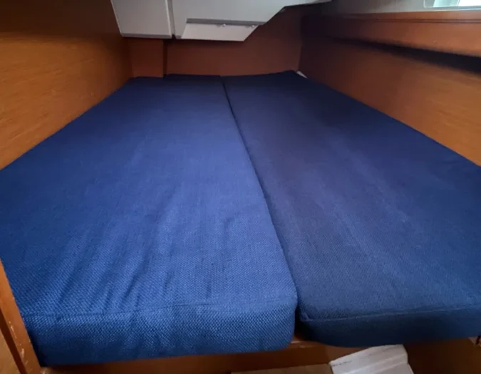 cabine arrière double bleu d'un voilier de location sun odyssey deriveur lesté DL 379