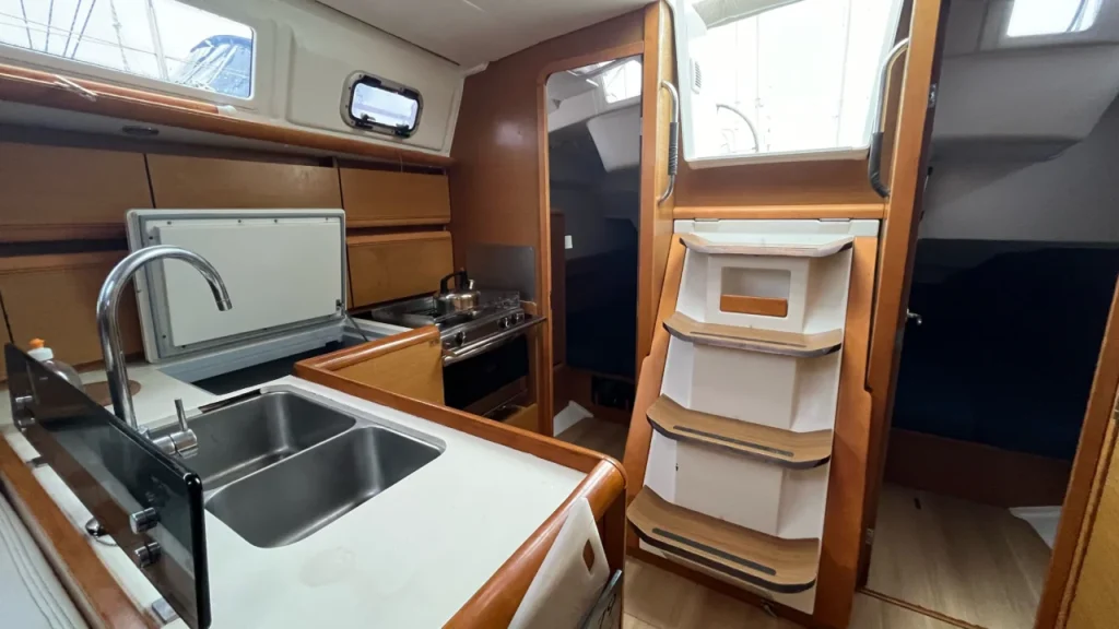 cuisine, descente et cabine arrière double d'un voilier de location sun odyssey deriveur lesté DL 379