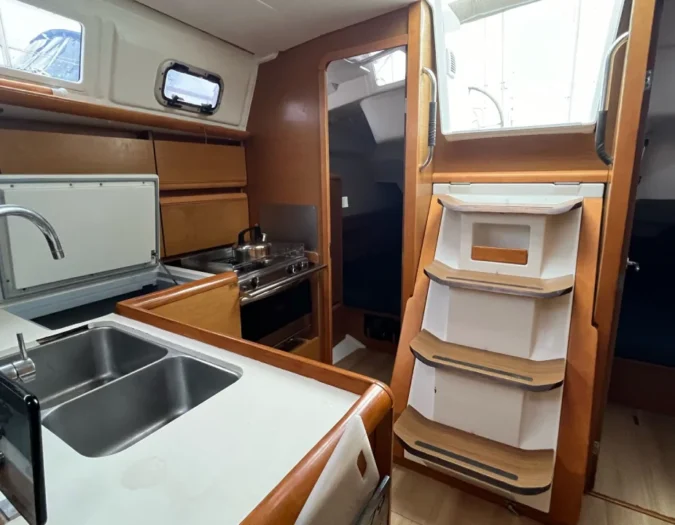 cuisine, descente et cabine arrière double d'un voilier de location sun odyssey deriveur lesté DL 379
