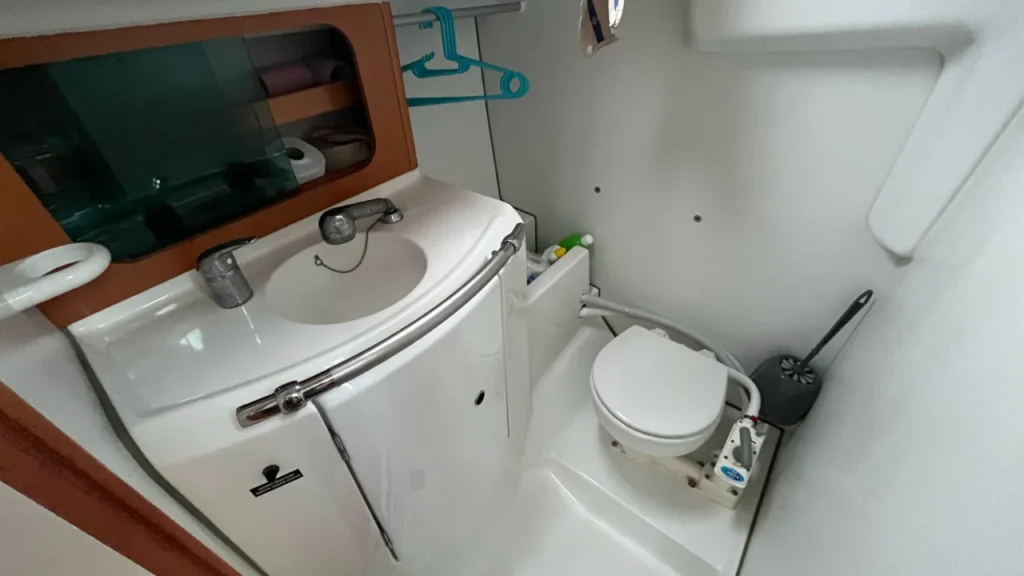 cabinet de toilette, WC marin et douche d'un voilier de location sun odyssey deriveur lesté DL 379