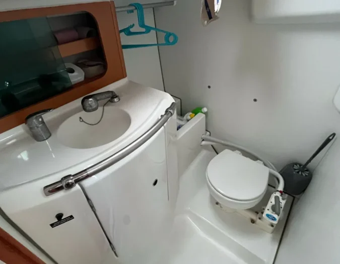 cabinet de toilette, WC marin et douche d'un voilier de location sun odyssey deriveur lesté DL 379