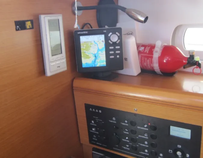 Table à carte d'un voilier de 40 pieds et d'un GPS de navigation.