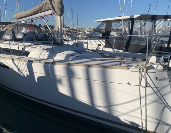 étrave d'un voilier de 40 pied blanc de la marque Jeanneau, un modèle Sun Odyssey