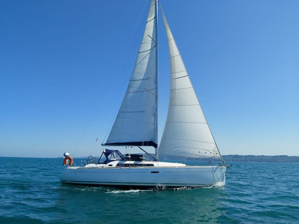 Location de voilier en bretagne nord - Oceanis 37 en navigation le long des falaises de Plouha.