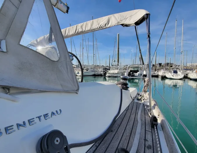 Pont en teck pour ce voilier échouable en location en bretagne nord.