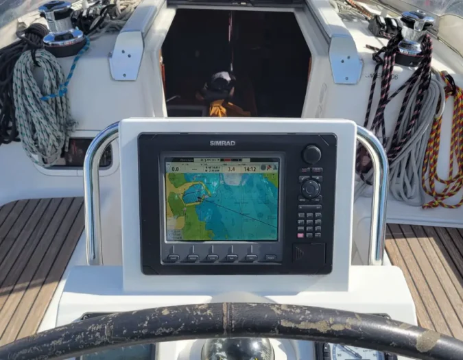 Gps traceur SIMRAD à la barre de ce voilier échouable disponible à la location en bretagne nord