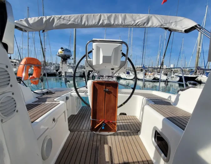 Voilier échouable à vendre avec table pour les repas et bimini pour se protéger du soleil