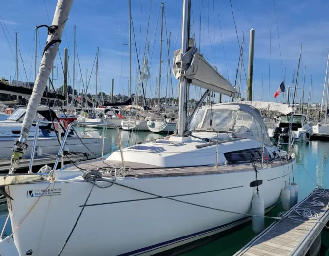Voilier de 2011 à vendre amarré à un ponton du Port de Saint Quay