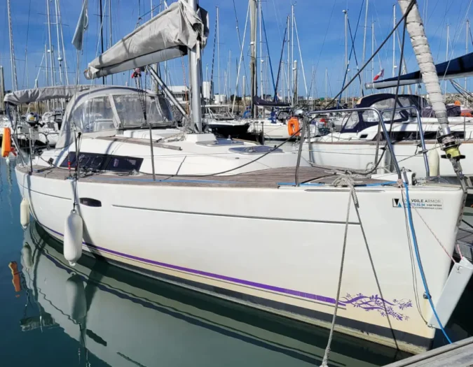 Vue générale de l'Oceanis 31 DL conçu pour s'échouer et visiter la bretagne nord au rythme de ces marées.