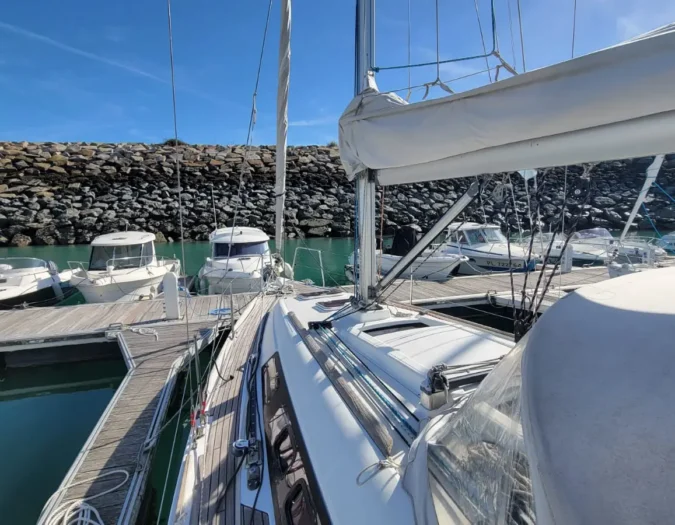 Oceanis 31 DL avec pont en teck à vendre au port de saint quay portrieux