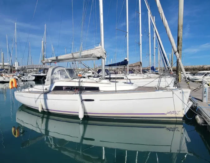 Voilier échouable en location amarré au port de Saint-Quay-Portrieux - port en eau profonde.