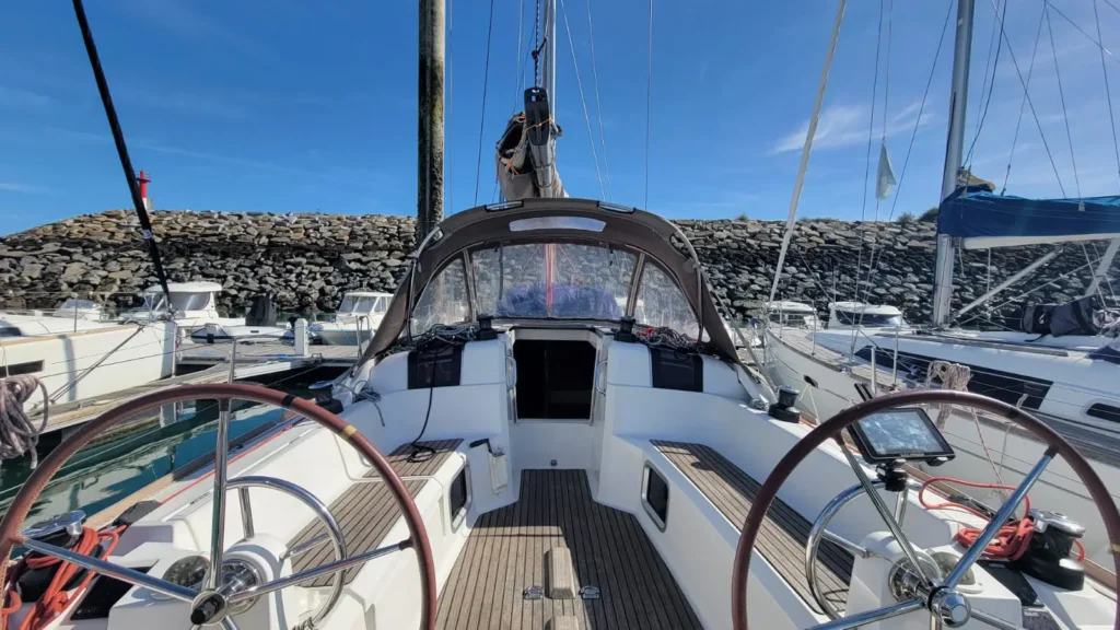 Cockpit de bateau spacieux et très ouvert pour les grandséquipages