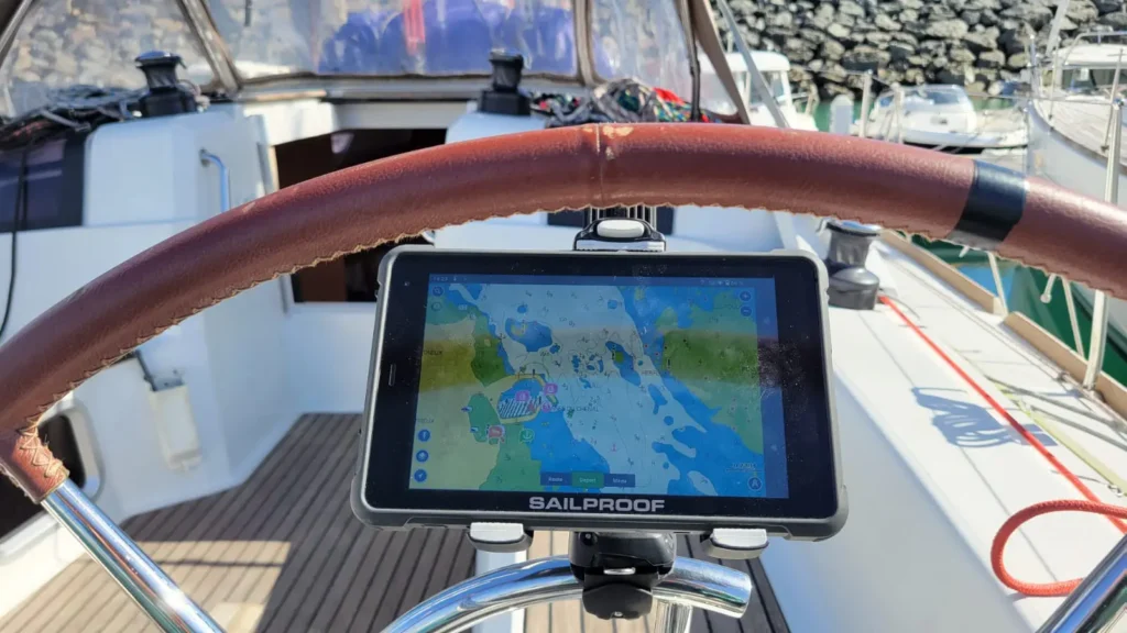 Tablette de navigation sur un bateau - très grande luminosité même en plein soleil