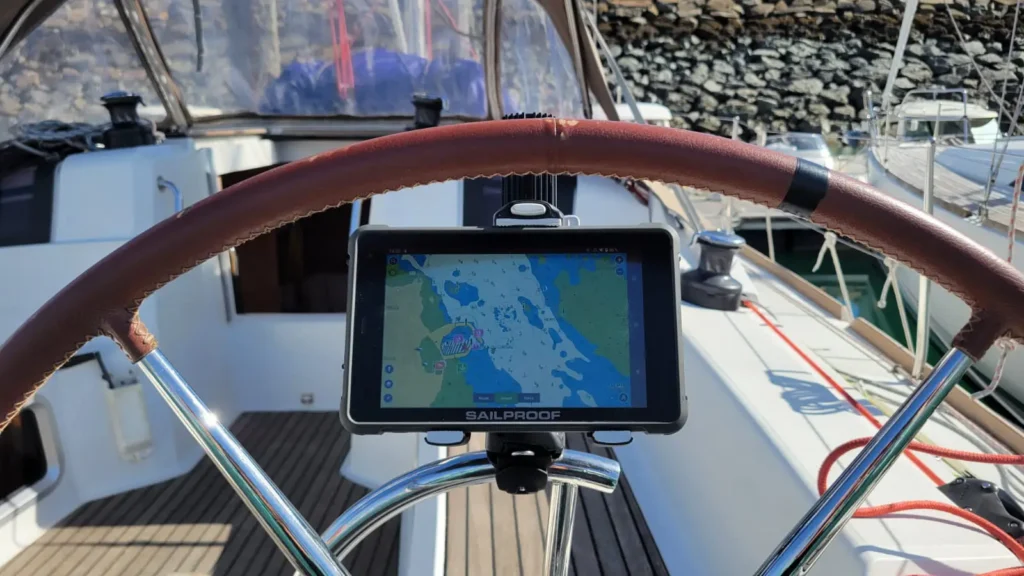 Tablette de navigation sur un bateau à voile