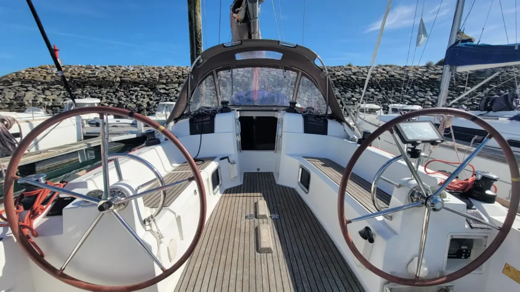 Poste de pilotage (cockpit) d'un voilier avec deux barres à roue.