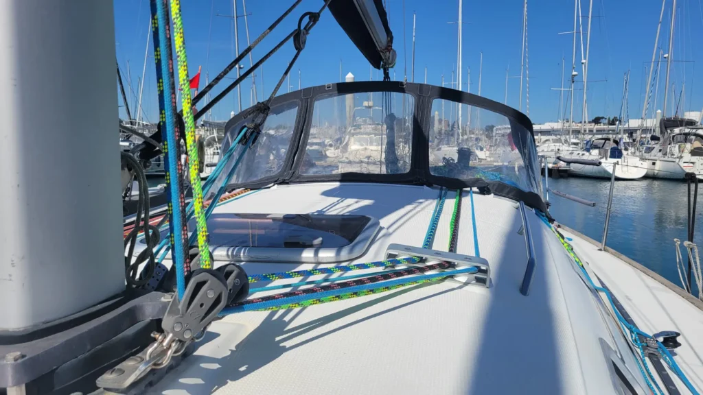 Location first 31.7 en bretagne – détail de l’accastillage et du pont avant du voilier