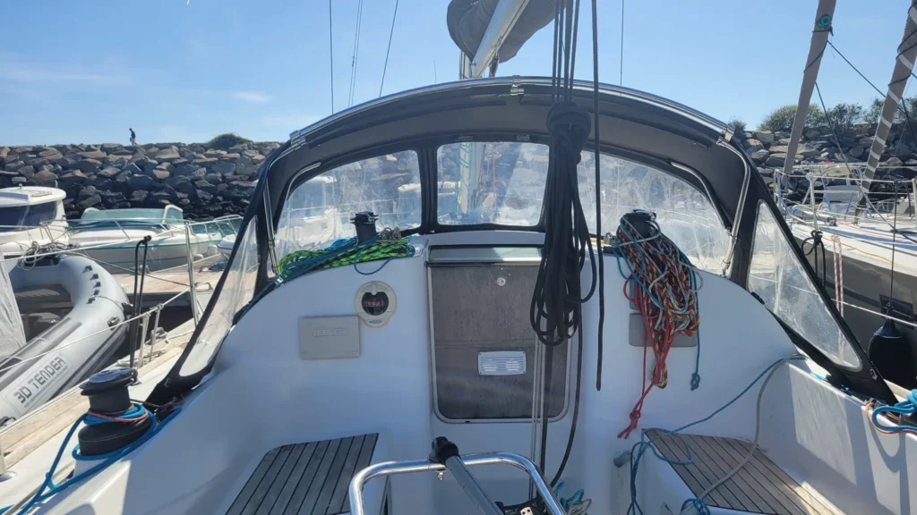 Location first 31.7 en bretagne – cockpit extérieur avec capote et descente cabine