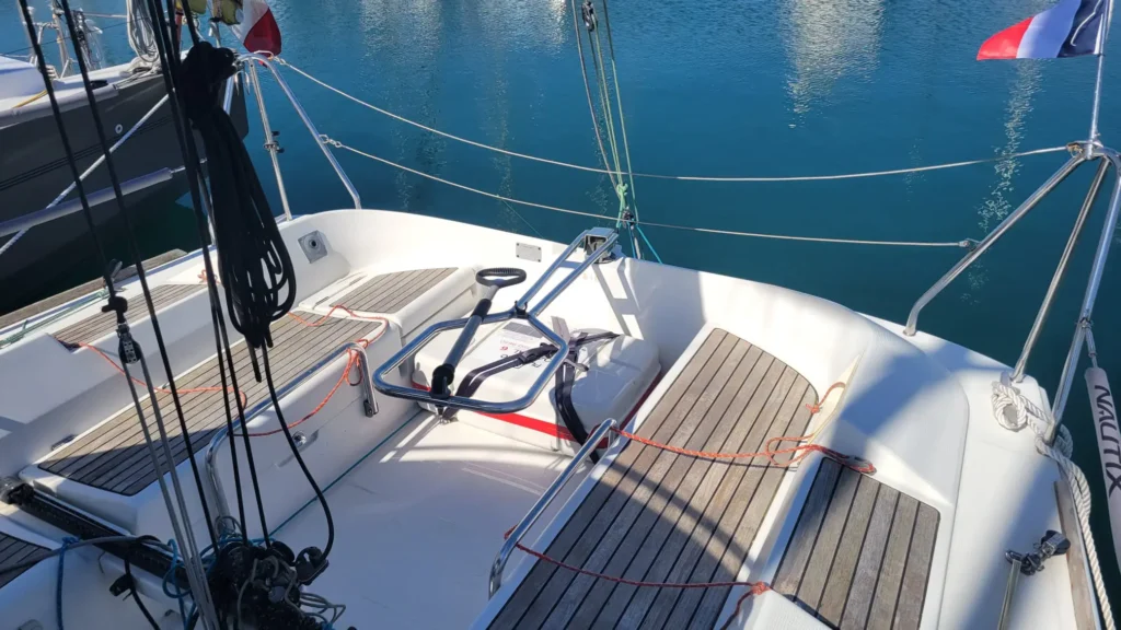 Location first 31.7 en bretagne – cockpit arrière avec vue sur le port et pavillon