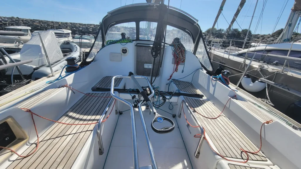 Location first 31.7 en bretagne – cockpit avec accès jupe et rangements