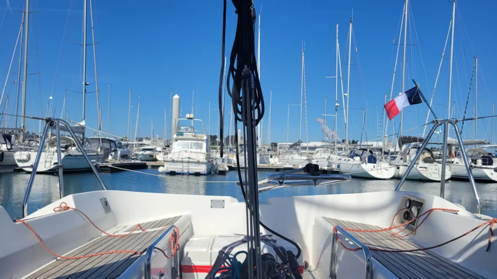 Location first 31.7 en bretagne – cockpit avec barre franche et zones de manœuvre