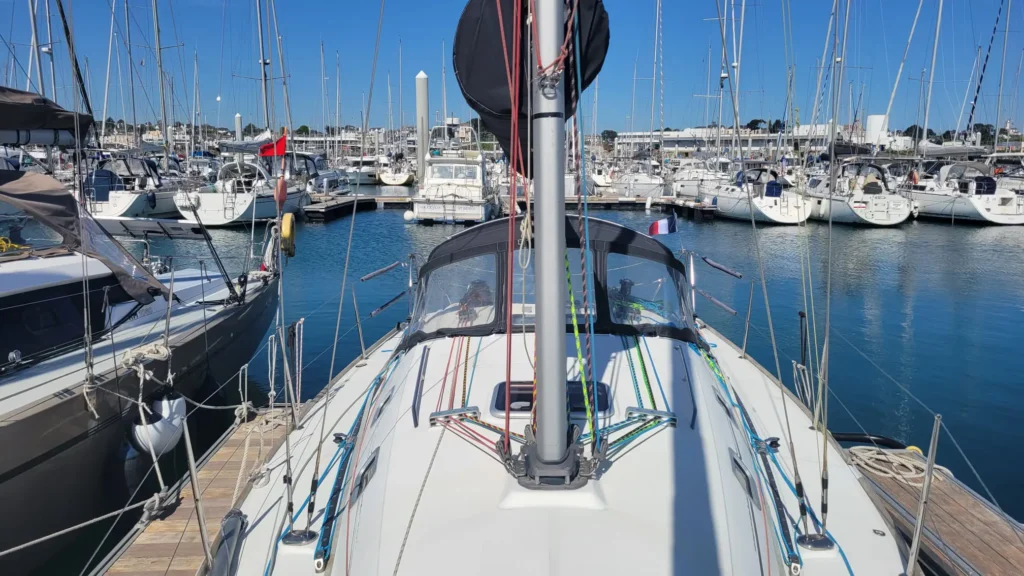 Location first 31.7 en bretagne – vue du pont avec capote de roof et mât