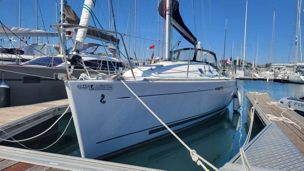 Location first 31.7 en bretagne – vue générale du voilier au port