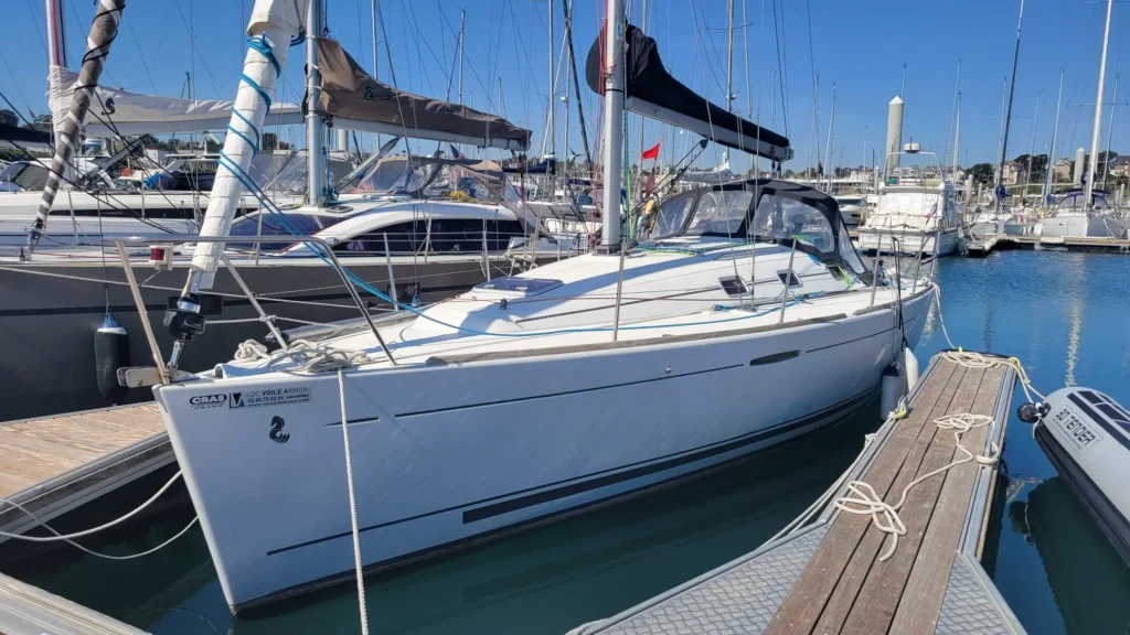 Location first 31.7 en bretagne – vue globale du voilier à quai