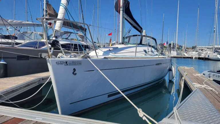Location first 31.7 en bretagne – vue générale du voilier au port