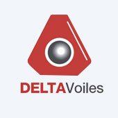 Logo voilerie delta voiles. Logo rouge et gris sur fond bleu très clair.