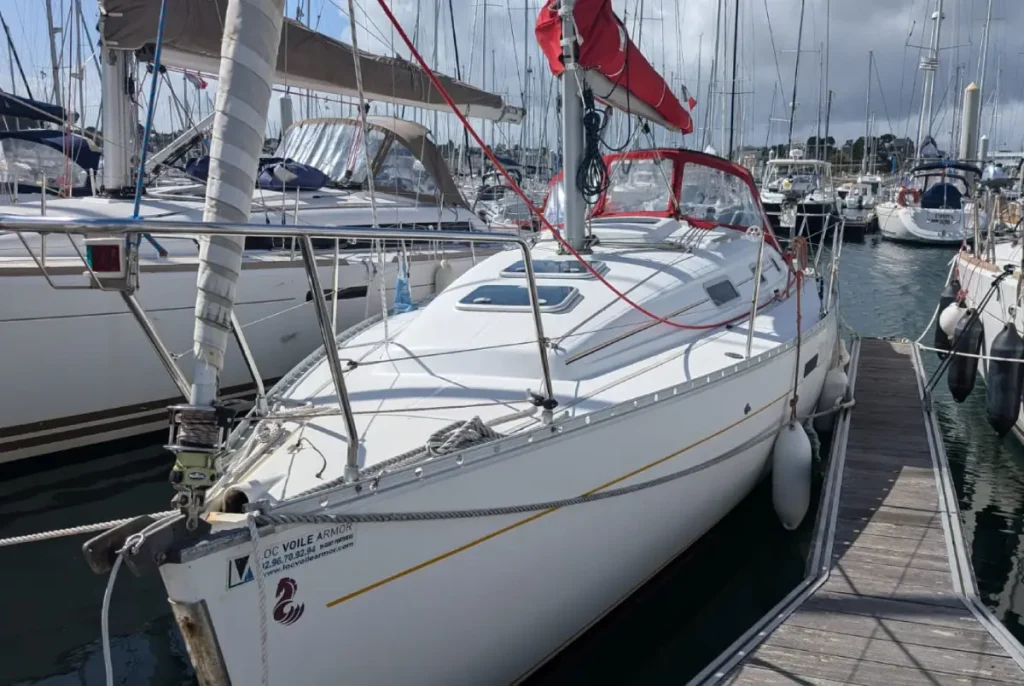 Voilier Oceanis 311 DL dériveur lesté échouable amarré au ponton pour location à Saint-Quay en Bretagne.