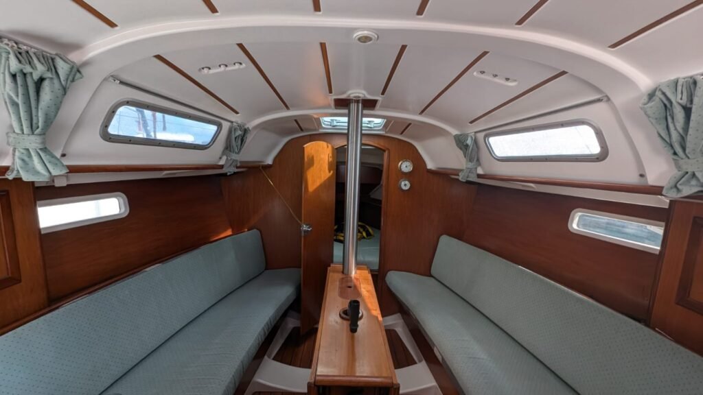 Carré lumineux de l’Oceanis 311 DL dériveur lesté échouable