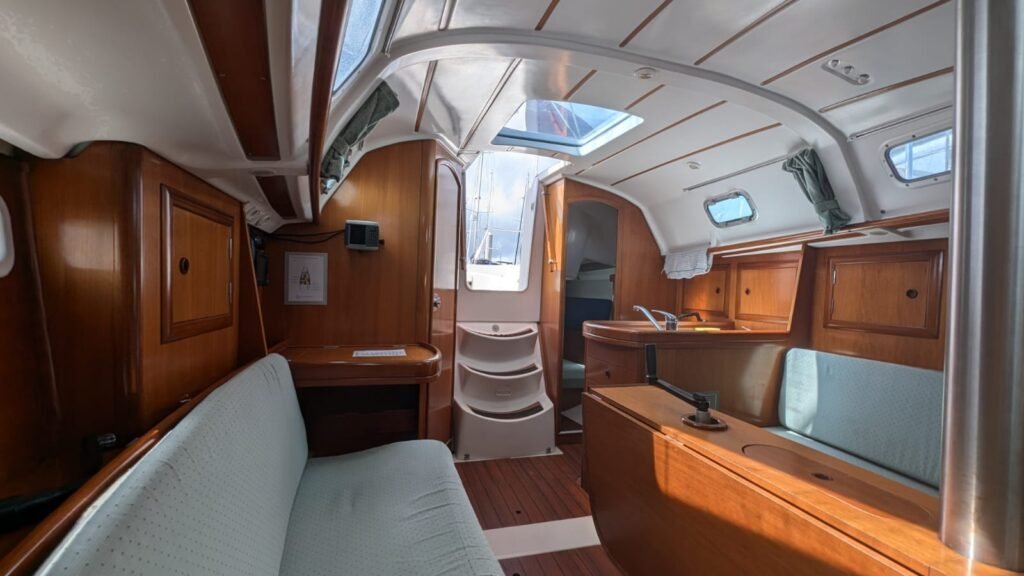 Carré et cuisine de l’Oceanis 311 DL dériveur lesté échouable