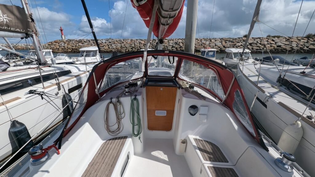Cockpit de l’Oceanis 311 DL dériveur lesté échouable
