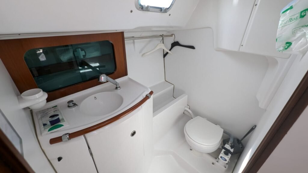 Salle de bain avec WC marin à bord de l’Oceanis 311 DL dériveur lesté