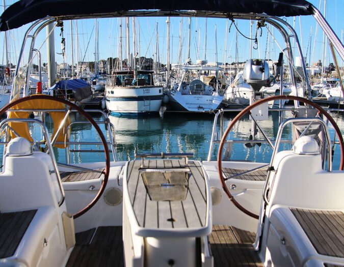 double barre à roue sur un voilier de location de type oceanis 40 à Saint Quay Portrieux.