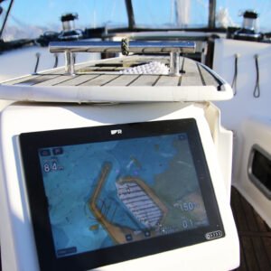 GPS marin sur un bateau monté sur une console blanche avec vue sur le port de Saint Quay Portrieux.