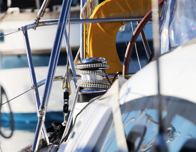 jolie photo d'un winch à bord d'un Oceanis 40 au port de Saint Quay Portrieux.