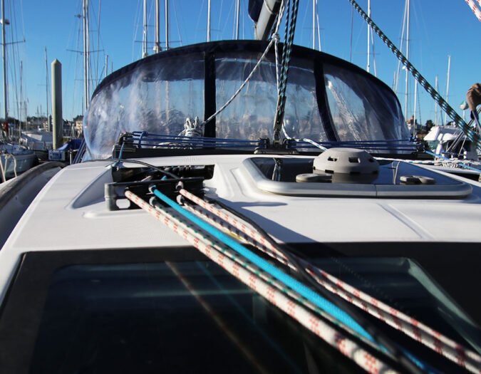 bouts ramenés au cockpit sur un oceanis 40 de location. Gestion de la grand voile et de la voile d'avant depuis le cockpit.