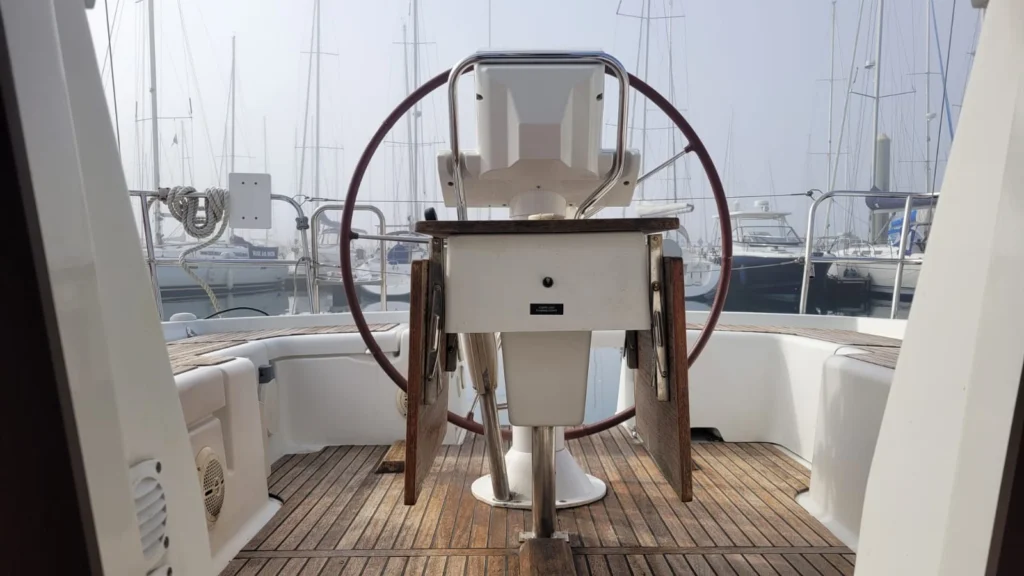 Oceanis37-barre-a_roue-et-vue-cockpit-voilier-location-bretagne