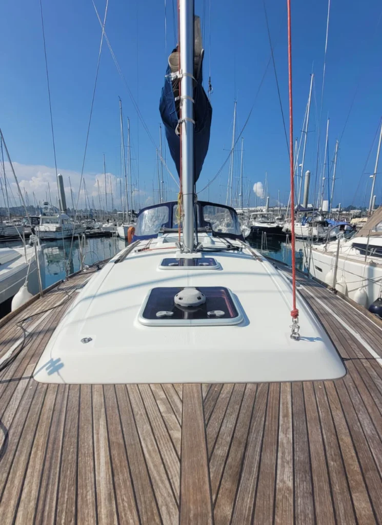 Oceanis37-voilier-location-pont-en-teck