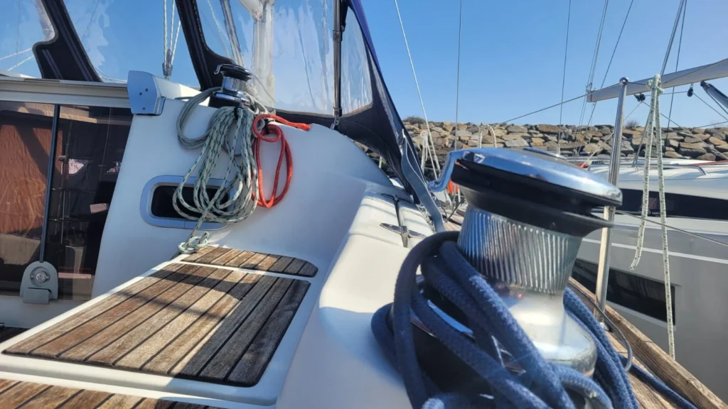 Oceanis37-vue-pont-et-winch