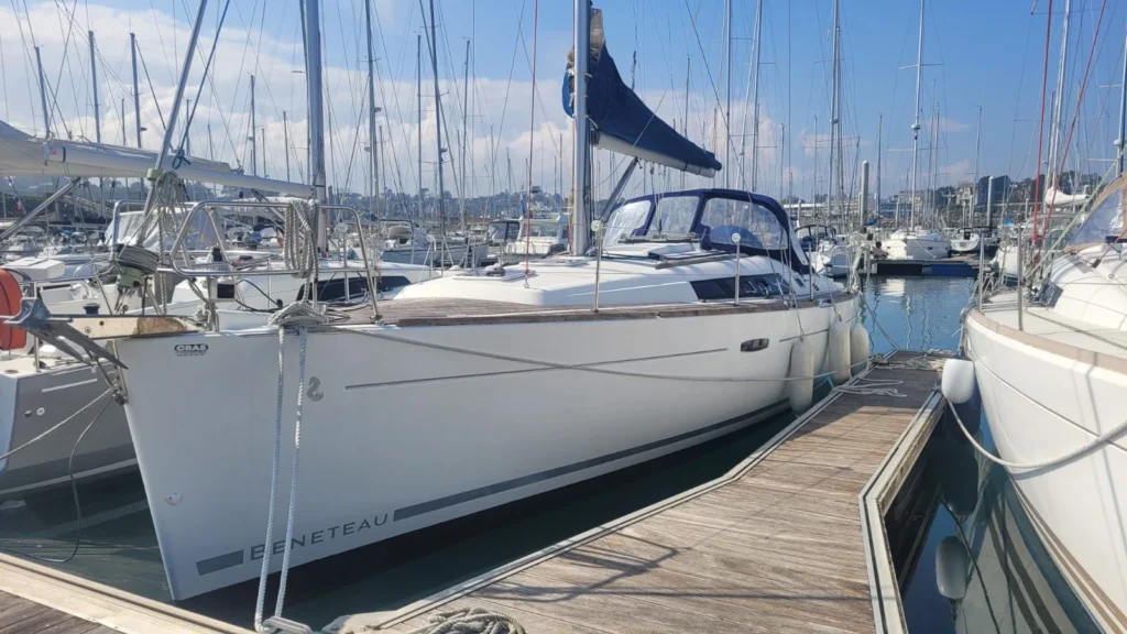 Oceanis37-vue-principale-globale-voilier-de-location
