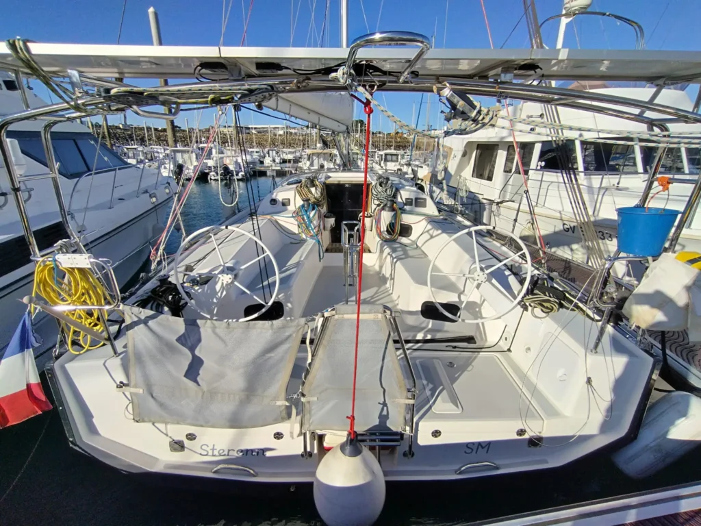 Vue arrière d'un RM 0.70 en location chez Loc Voile Armor