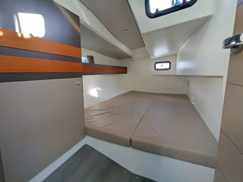 Vue générale de la cabine arrière tribiord RM 10.70 biquille