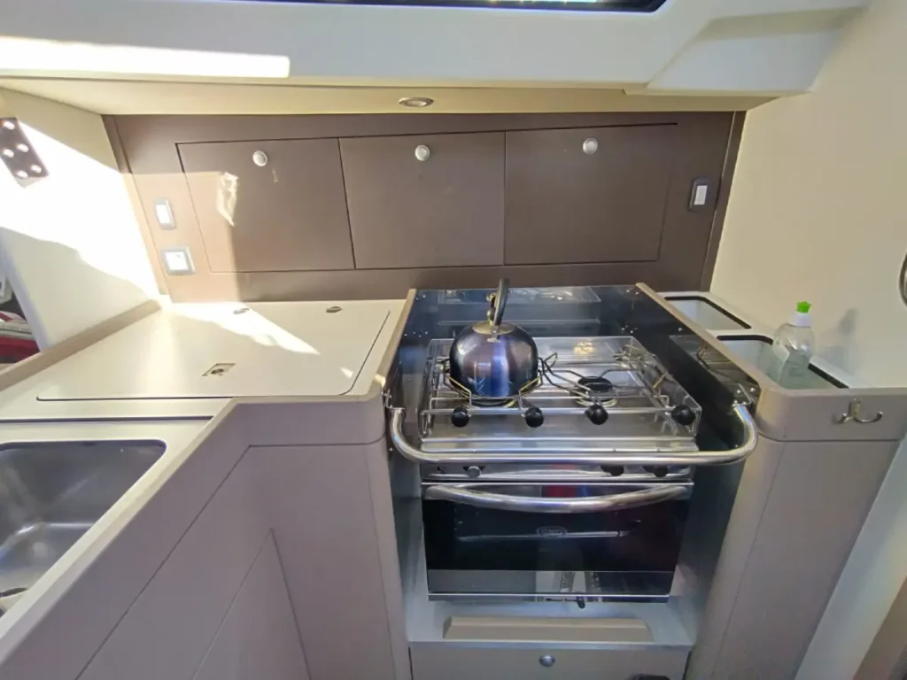 Cuisine en L dans un voilier de 10.70 de la marque RM.