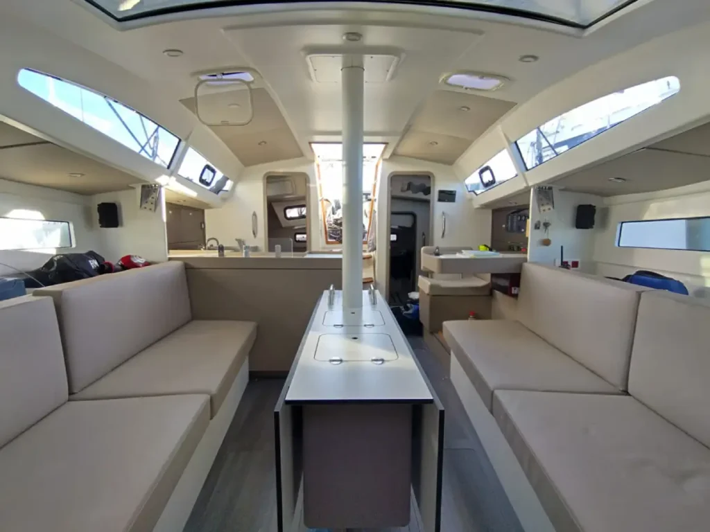 Vue générale du carré intérireur d'un RM 10.70 biquille.