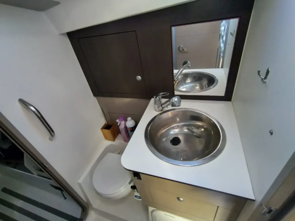 Espace sanitaire RM 10.70. Toilettes manuelles + lavabos inox.