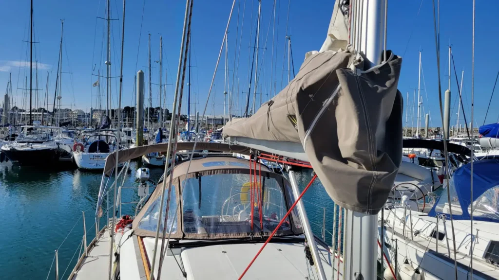 Photo d'un Sun Odyssey 379 vue depuis le pont. Voilier de location équipé d'une capote de descente et d'un bimini.